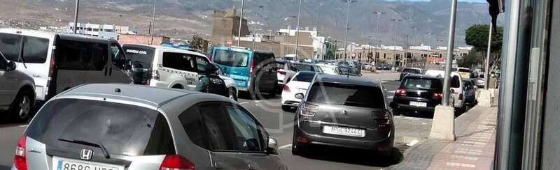 Imagen de vehículos de la Guardia Civil y de un agente encapuchado/TA.